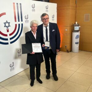 Marie-Agnes Strack-Zimmermann Instagram - „Ja, wir müssen andere Meinungen auch ertragen können. Antisemitismus ist jedoch keine Meinung, sondern ein Angriff auf die Menschlichkeit.“

Ich danke der Jüdischen Gemeinde von Herzen für diese besondere Auszeichnung mit der Josef-Neuberger-Medaille und Hape Kerkeling für eine bemerkenswerte, sensible und den Umständen angemessen humorvolle Laudatio. Wer mich kennt weiß, dass ich nicht oft sprachlos bin. Heute bin ich es.