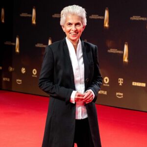 Marie-Agnes Strack-Zimmermann Instagram - Gestern Abend war ich zu Gast beim Deutschen Fernsehpreis 2023. Ich hatte dort die Ehre, die #Laudatio für die Nominierung des ARD-Auslandskorrespondenten und Leiter des ARD-Studios in der Ukraine, @vassiligolod, in der Kategorie „Beste Moderation/Einzelleistung Information” zu halten. 

Seine beeindruckende Laufbahn zeugt von seiner Leidenschaft und seinem Engagement für den #Journalismus. Ein großer Applaus auch an @arndtginzel, der schließlich in der Kategorie „Beste Moderation/Einzelleistung Information“ für seine intensive Berichterstattung zum Ukraine-Krieg geehrt wurde. 

Doch auch die ARD-Tagesthemen wurden für ihre Berichterstattung in der Ukraine gestern Abend ausgezeichnet. Ein Preis, der sicher auch Vassili Golods Verdienst ist. 

#Fernsehpreis #Ukraine #Journalismus
