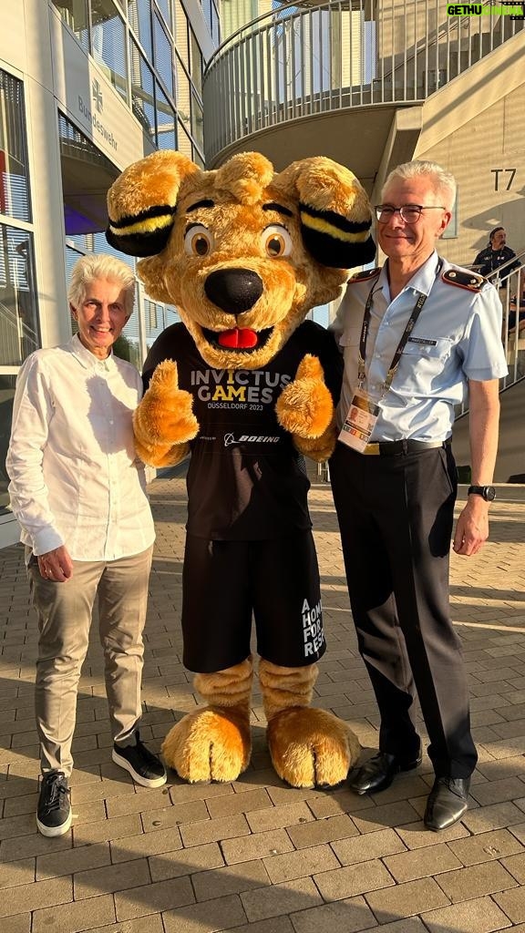 Marie-Agnes Strack-Zimmermann Instagram - Heute starten die @invictusgames2023 in meiner Heimatstadt @duesseldorf. Ich freue mich auf eine tolle und spannende Woche mit vielen schönen Erlebnissen. Bei den Invictus Games geht es um #Kameradschaft und Zusammengehörigkeit, um #Anerkennung und Wertschätzung. Die Spiele vermitteln den Betroffenen: Ihr seid nicht allein mit eurer Verletzung. Die Spiele sind nicht nur ein Sportereignis, sondern symbolisieren Respekt und Anerkennung. @invictusgames2023 bieten eine hervorragende Plattform, um den Fokus auf die Verdienste und Opfer von Soldaten zu legen, und leisten damit einen wichtigen Beitrag zur dringend nötigen gesellschaftlichen Debatte um Veteraninnen und Veteranen in Deutschland. In diesem Sinne drücke ich @teamgermanyinvictusgames die Daumen und besonders Jens Schiffers, der für Deutschland bei den Disziplinen Diskus, Bogenschießen (Recurve) und Sitzvolleyball antritt. Ich habe ihn bei seiner Vorbereitung an der Sportschule der Bundeswehr getroffen und eine Patenschaft für ihn übernommen.