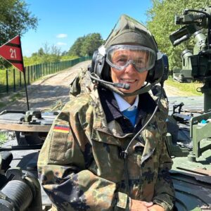 Marie-Agnes Strack-Zimmermann Instagram - Von Kette auf Rad!

Gestern war ich bei der Panzerbrigade 21 „Lipperland“ zusammen mit meinem Ausschusskollegen @chrsatr. Unter Führung von Oberst Marco Eggert transformiert sich die Brigade für eine schnellere und effizientere Verteidigung. Nach der Umstrukturierung setzt sie voll auf Radfahrzeuge - eine Balance aus #Mobilität und #Durchsetzungsvermögen. Damit wird das neue Konzept der Mittleren Kräfte im @deutsches.heer umgesetzt. 

Ich bin beeindruckt von der Entschlossenheit unserer Soldatinnen und Soldaten. Wir müssen immer bereit sein, reaktionsschnell unsere Bündnispartner zu unterstützen.

Anhand der #Taurus-Debatte können wir wieder sehen, dass nicht alle dieses Prinzip verinnerlicht haben. 

Danke an unsere Truppen für ihren unermüdlichen Einsatz! #Verteidigung #MittlereKräfte