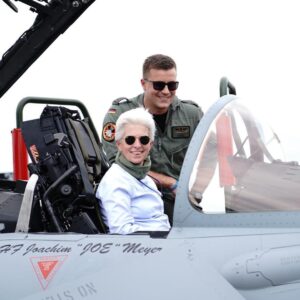 Marie-Agnes Strack-Zimmermann Instagram - Gestern konnte ich mir zusammen mit #NATO-Generalsekretär @jensstoltenberg, Bundesverteidigungsminister @boris.pistorius und weiteren Kolleginnen und Kollegen auf dem Fliegerhorst in Jagel einen vertieften Eindruck vom Ablauf der Übung „Air Defender 2023“ machen.

Die Übung #AirDefender23 ist die größte Verlegeübung von Luftstreitkräften seit Bestehen der NATO. Sie demonstriert Solidarität im #Bündnis und transatlantische Verbundenheit: Vom 12. bis 23. Juni trainieren bis zu 10.000 Übungsteilnehmer aus 25 Nationen mit 250 Luftfahrzeugen unter der Führung der #Luftwaffe Luftoperationen im europäischen Luftraum. In diesen Zeiten ist die Resilienz des Bündnisses wichtiger denn je.