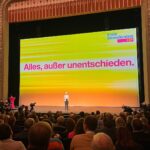 Marie-Agnes Strack-Zimmermann Instagram – Rückblick: Am vergangenen Wochenende sind wir Freie Demokraten mit unserem traditionellen #Dreikönigstreffen in das neue Jahr gestartet.

Das vergangene Jahr war eine große Herausforderung, die wir selbstkritisch Revue passieren lassen mussten. Im neuen Jahr sind wir als Politik und als Gesellschaft in besonderer Weise gefordert, unsere Demokratie gegen die Despoten im Ausland und die Bedrohungen im Inland zu schützen. Hier sind wir als Regierung in der Pflicht, hier sehen wir als Freie Demokraten für uns eine besondere Verantwortung.

Protest muss in einer Demokratie immer erlaubt sein – wenn es aber Schule macht und demokratische Entscheidungsträger körperlich gefährdet werden, wenn bei Demos Rechtsaußen gehuldigt und Ampel-Politiker als Puppe am Galgen hängen, dann hört der Spaß auf.

Wir müssen auch heftig diskutieren dürfen, aber im Rahmen demokratischer Werte. Wer mir und anderen Kriegstreiberei vorwirft, dem sind alle Maßstäbe abhanden gekommen. Wir sind nicht die Kriegstreiber, wir sind die Friedenstreiber, da wir den brutalen Aggressoren und anderswo Einhalt gebieten. Die Despoten und Diktatoren dieser Welt wollen keine Friedensverhandlungen, sie wollen vernichten. Und das lassen wir nicht zu. 
Auch deshalb dürfen uns nicht ermüden lassen, sondern müssen weiter mit Stärke an der Seite der Ukraine stehen. Wenn wir hier einknicken, ist für uns Demokraten Ende im Gelände.

Für die EU gilt: Wir brauchen weniger von der Leyen und mehr von der Freiheit. Die Populisten von rechts und links wollen nach Europa, um es von innen heraus zu zerstören. Das dürfen wir nicht zulassen, das werde ich nicht zulassen.

Lassen Sie uns auch im neuen Jahr gemeinsam für die demokratische Sache streiten – gerne hart, gerne deftig, aber immer auf dem Boden des Grundgesetzes. #3K24 | 📸: @tristan_unkelbach u.a. Stuttgarter Opernhaus