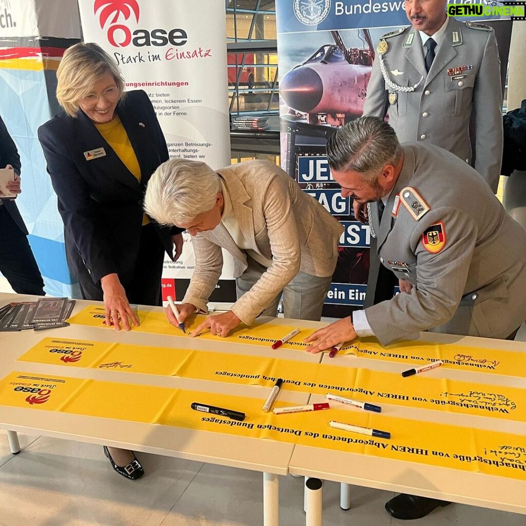 Marie-Agnes Strack-Zimmermann Instagram - Gestern habe ich in guter Tradition und von Herzen gerne wieder an der Aktion „Gelbe Bänder der Verbundenheit“ des Deutschen BundeswehrVerbandes teilgenommen. Hiermit wird allen #Soldatinnen und Soldaten im Einsatz gedacht und gedankt. Auf den Bändern schrieben zahlreiche Abgeordnete des Deutschen Bundestages Grüße und Wünsche nieder. Anschließend werden die Bänder in die Einsatzgebiete geschickt. Die #Bundeswehr als Parlamentsarmee ist Alleinstellungsmerkmal und integraler Bestandteil unserer demokratischen Bundesrepublik. Die Soldatinnen und Soldaten sind für unsere Freiheit und für unseren Frieden im Ausland im Einsatz - oft unter Einsatz ihres Lebens. Dafür gebührt ihnen großer Dank und großer Respekt. Deutscher Bundestag