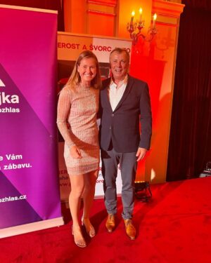 Marie Bouzková Instagram - Moc děkuji @prerostasvorcauto za pozvání na krásnou akci Noční Proud. Gratuluji všem vítězům za ocenění @ceskyrozhlas a také mi bylo ctí potkat paní Martu Kubišovou a @petrjandaolympic 😊 Vy mě sledujete a chodíte na tenis a já poslouchám vaše písničky a snažím si je zabrnkat😎😂🎾🎸