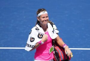 Marie Bouzková Instagram - Back in the main draw is something special @nbotoronto 🥰 I enjoyed your support so much again today!🤗🍀 #teamBouzie🐬