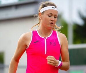 Marie Bouzková Instagram - Pinkyy in Paris😇 Into the second round @rolandgarros 🤗💪🏼🐬