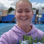 Marie Bouzková Instagram - 🎙️„Nastupovat z pozice turnajové jedničky a navíc v domácím prostředí je pro mě obrovská motivace. Těším se hlavně na skvělou atmosféru, kterou tady diváci každoročně vytváří.“ – @maryybou 😌 #lpo2023 klepe na dveře, buďte jeho součástí! Vstupenky najdete v BIU 🎟️