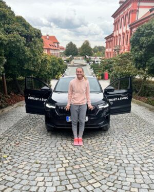 Marie Bouzková Instagram - Moc děkuji @prerostasvorcauto za pozvání na krásnou akci Noční Proud. Gratuluji všem vítězům za ocenění @ceskyrozhlas a také mi bylo ctí potkat paní Martu Kubišovou a @petrjandaolympic 😊 Vy mě sledujete a chodíte na tenis a já poslouchám vaše písničky a snažím si je zabrnkat😎😂🎾🎸