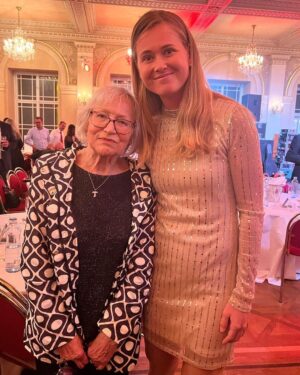Marie Bouzková Instagram - Moc děkuji @prerostasvorcauto za pozvání na krásnou akci Noční Proud. Gratuluji všem vítězům za ocenění @ceskyrozhlas a také mi bylo ctí potkat paní Martu Kubišovou a @petrjandaolympic 😊 Vy mě sledujete a chodíte na tenis a já poslouchám vaše písničky a snažím si je zabrnkat😎😂🎾🎸