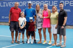 Marie Bouzková Instagram - Couldn’t have wished for a more special way to win my first WTA title❤️🙏🏼 @tennispragueopen / Splněný sen a kde jinde než doma s vaší podporou❤️🍓🙏🏼 Thank you to everyone who has supported me, my family, friends, and team!🤗 Lets keep building💪🏼🐬 #teamYahoda @wta #pavellebeda @sportpics.cz