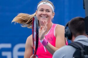 Marie Bouzková Instagram - Děkuji za podporu zase dneska, moc si to s vámi užívám🥰 @tennispragueopen Semis at home feeling🤗🍀🐬 #Pavellebeda @sportpics.cz