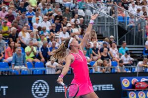 Marie Bouzková Instagram - Děkuji za podporu zase dneska, moc si to s vámi užívám🥰 @tennispragueopen Semis at home feeling🤗🍀🐬 #Pavellebeda @sportpics.cz
