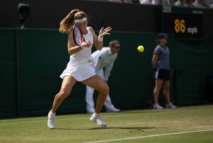 Marie Bouzková Instagram - Into the quarterfinals @wimbledon 🥺🍀 It means the world to me❤️ I appreciate your support, see you in the next round🙏🏼🐬