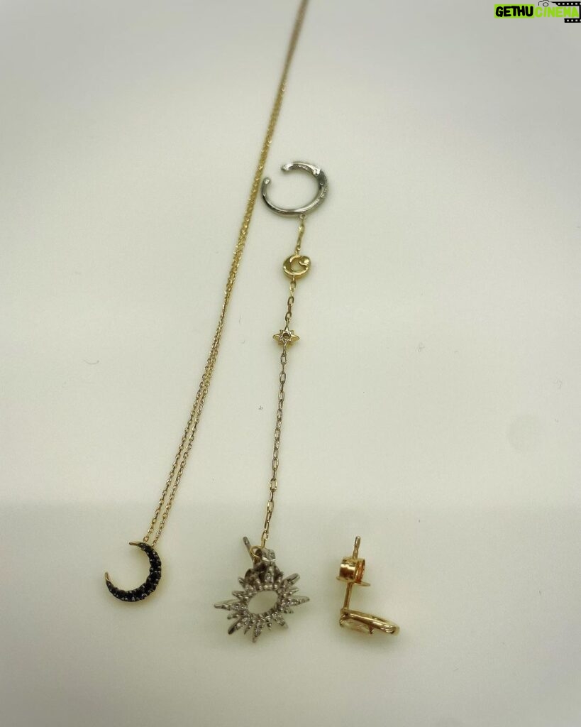 Mariko Dou Instagram - 昨日の「ワイド！スクランブル」の衣装は、 ☆ブラウス,スカート… #ノーリーズ ☆アクセサリー… #starjewelry でした👗✨ チュールのスカートが素敵でした☺️ 今日も暖かく穏やかな一日ですね☀️ #大下容子ワイドスクランブル #ワイドスクランブル #ニュース #堂真理子 #テレビ朝日 #アナウンサー