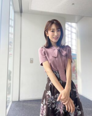 Mariko Dou Instagram - おはようございます🌞
昨日の「ワイド！スクランブル」の衣装は、

☆ニット,スカート… #laissepasse 
☆アクセサリー… #ete

でした👗✨

半袖ですが、色や素材はすっかり秋🍂
日中は暑いくらいの日が続くので、半袖のニットはこの時期、着やすいですね☺️

それでは素敵な週末をお過ごしください♪

 #大下容子ワイドスクランブル 
 #ワイドスクランブル
 #ニュース #テレビ朝日 #堂真理子 #アナウンサー #アナウンサー衣装 #番組衣装