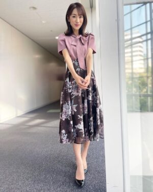Mariko Dou Instagram - おはようございます🌞
昨日の「ワイド！スクランブル」の衣装は、

☆ニット,スカート… #laissepasse 
☆アクセサリー… #ete

でした👗✨

半袖ですが、色や素材はすっかり秋🍂
日中は暑いくらいの日が続くので、半袖のニットはこの時期、着やすいですね☺️

それでは素敵な週末をお過ごしください♪

 #大下容子ワイドスクランブル 
 #ワイドスクランブル
 #ニュース #テレビ朝日 #堂真理子 #アナウンサー #アナウンサー衣装 #番組衣装
