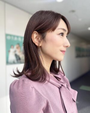 Mariko Dou Instagram - おはようございます🌞
昨日の「ワイド！スクランブル」の衣装は、

☆ニット,スカート… #laissepasse 
☆アクセサリー… #ete

でした👗✨

半袖ですが、色や素材はすっかり秋🍂
日中は暑いくらいの日が続くので、半袖のニットはこの時期、着やすいですね☺️

それでは素敵な週末をお過ごしください♪

 #大下容子ワイドスクランブル 
 #ワイドスクランブル
 #ニュース #テレビ朝日 #堂真理子 #アナウンサー #アナウンサー衣装 #番組衣装
