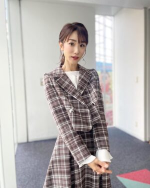 Mariko Dou Instagram - 金曜日は、スタイリストさんがたくさん写真を撮ってくれました📷
オフショットを何枚か載せます☺️

さて、今週は並木アナの代理で月曜日、火曜日の「Abema Morning」を担当します🎤よろしくお願いします🎵

 #ワイドスクランブル の
 #オフショット
 #写真
 #明日 と
 #明後日 は
 #アベモニ
 #よろしくお願いします
 #堂真理子 #テレビ朝日 #アナウンサー
