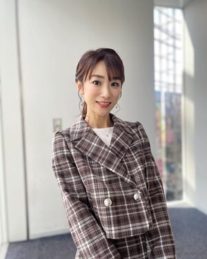 Mariko Dou Instagram - 金曜日は、スタイリストさんがたくさん写真を撮ってくれました📷
オフショットを何枚か載せます☺️

さて、今週は並木アナの代理で月曜日、火曜日の「Abema Morning」を担当します🎤よろしくお願いします🎵

 #ワイドスクランブル の
 #オフショット
 #写真
 #明日 と
 #明後日 は
 #アベモニ
 #よろしくお願いします
 #堂真理子 #テレビ朝日 #アナウンサー