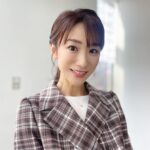 Mariko Dou Instagram - 本日の「ワイド！スクランブル」の衣装は、 ☆ジャケット,スカート,ブラウス… #proportionbodydressing ☆アクセサリー… #ete でした👗✨ チェック柄のジャケットのセットアップ、とっても素敵でした💗 今週もお疲れ様でした☺️ #大下容子ワイドスクランブル #ワイドスクランブル #ニュース #テレビ朝日 #堂真理子 #アナウンサー #アナウンサー衣装 #番組衣装