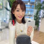 Mariko Dou Instagram - おはようございます😃今朝もアベモニ、ありがとうございます✨ アナウンサー公式Instagramにもこちらの写真を投稿しています！ オンエアに臨む上での必須アイテムはこちらの4つ。電子辞書、赤ペン、飲み物、メイク直し用のポーチです‼️どれ一つでも欠けていると落ち着かないので、忘れ物がないかしっかりチェックをしてから出社しています👍マイ水筒の中は、最近はホットティーを入れて、喉を潤しています✨ 今朝も無事に終わり、良かったです☺️ご覧くださった皆さま、ありがとうございます♪ #おはようございます #アベモニ #ありがとうございます #必須アイテム の #紹介 です #電子辞書 #赤ペン #水筒 #ポーチ #堂真理子 #テレビ朝日 #アナウンサー