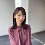 Mariko Dou Instagram - 本日の衣装は、 ☆ブラウス,スカート… #proportionbodydressing ☆アクセサリー… #ete でした👗✨ ブラウスもすっかり秋色🍂素敵なデザインでした☺️ 明日は朝7時〜アベモニ、よろしくお願いします✨ #大下容子ワイドスクランブル #ワイドスクランブル #ニュース #テレビ朝日 #堂真理子 #アナウンサー #アナウンサー衣装 #番組衣装