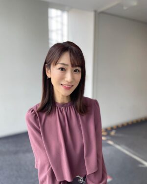 Mariko Dou Instagram - 本日の衣装は、

☆ブラウス,スカート… #proportionbodydressing 
☆アクセサリー… #ete

でした👗✨
ブラウスもすっかり秋色🍂素敵なデザインでした☺️

明日は朝7時〜アベモニ、よろしくお願いします✨

 #大下容子ワイドスクランブル 
 #ワイドスクランブル
 #ニュース
 #テレビ朝日 #堂真理子 #アナウンサー #アナウンサー衣装 #番組衣装