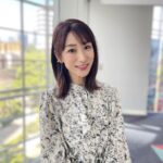 Mariko Dou Instagram - おはようございます♪今日東京は、気持ちのいい快晴です☀️三連休、だんだんと天気が崩れてしまうようなので、貴重な晴れですね😌 洗濯物もよく乾きそうです🧺 さて昨日の「ワイド！スクランブル」の衣装は、 ☆ブラウス,スカート… #ノーリーズ ☆アクセサリー… #starjewelry でした👗✨ 秋らしい色と素材で、すっかり季節が進みましたね🍂 それでは素敵な連休をお過ごしください♪ #大下容子ワイドスクランブル #ワイドスクランブル #ニュース #テレビ朝日 #堂真理子 #アナウンサー #アナウンサー衣装 #番組衣装 #今日 は #秋晴れ