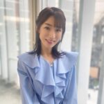 Mariko Dou Instagram - 本日の「ワイド！スクランブル」の衣装は、 ☆ブラウス,スカート… #ノーリーズ ☆アクセサリー… #starjewelry でした👗✨ フリルのブルーのブラウスが素敵でした💓 明日もよろしくお願いします‼️ 本日もお疲れ様でした♪ #大下容子ワイドスクランブル #ワイドスクランブル #ニュース #テレビ朝日 #堂真理子 #アナウンサー #アナウンサー衣装 #番組衣装