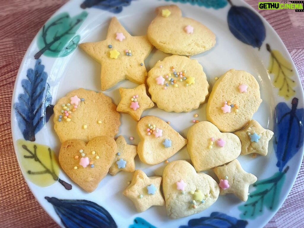 Mariko Dou Instagram - 約1年ぶりに、娘とクッキー作り🍪上手く焼けて良かったです☺️ からの、息子の家庭科の宿題だった粉吹き芋作り🍴 上手にジャガイモを調理していました🥔 ハンバーグと一緒にいただきました^_^ 子供達とキッチンに立って楽しかったです🎵 #おうち時間 #娘 と #クッキー作り #息子 は #家庭科 の宿題 #粉吹き芋 #ハンバーグ #おうちごはん #堂真理子 #テレビ朝日 #アナウンサー