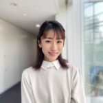 Mariko Dou Instagram - 本日の「ワイド！スクランブル」の衣装は、 ☆ワンピース… #stola ☆アクセサリー… #ete でした👗✨ 襟付きワンピース、秋の素材で着心地も良く素敵でした🍂💕 これから少しずつ過ごしやすい気候になってきそうですね☺️ 今週もご覧いただき、ありがとうございます😊 #大下容子ワイドスクランブル #ワイドスクランブル #ニュース #テレビ朝日 #堂真理子 #アナウンサー #アナウンサー衣装 #番組衣装
