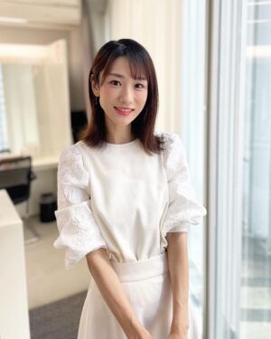 Mariko Dou Instagram - 今日は、代理で「ワイド！スクランブル」のピックアップニュースを担当しました。明日も担当予定なので、よろしくお願い致します！！

本日は上下共にホワイトの衣装で、爽やかでした☺️✨
まだまだだ暑いですが、体調には気を付けて頑張りましょう❣️

☆ブラウス,スカート… #ノーリーズ
☆アクセサリー… #starjewelry 

 #大下容子ワイドスクランブル #ワイドスクランブル #ニュース #テレビ朝日 #堂真理子 #アナウンサー #アナウンサー衣装 #番組衣装