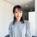 Mariko Dou Instagram - 本日の「ワイド！スクランブル」の衣装は、 ☆ニット,スカート… #laissepasse ☆アクセサリー… #ete でした👗✨ 今日も暑いですが、午後も頑張りましょう♪ #大下容子ワイドスクランブル #ワイドスクランブル #ニュース #テレビ朝日 #堂真理子 #アナウンサー #アナウンサー衣装 #番組衣装