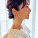 Mariko Dou Instagram - 昨日も素敵な髪型にしてもらいました🎵ほどく前に一枚📷✨ 来週は夏休みを取ります！ また再来週からよろしくお願いします😊 #ヘアアレンジ #ヘアスタイル #まとめ髪 #横顔 #来週 から #夏休み を取ります #堂真理子 #テレビ朝日 #アナウンサー