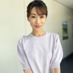 Mariko Dou Instagram - 「ワイド！スクランブル」、午後の部放送中です！ 本日の衣装は、 ☆ニット,スカート… #ノーリーズ ☆アクセサリー… #starjewelry でした👗✨ 大好きなラベンダー✖︎ドット、という自分の中での最強の組み合わせでした🥰笑 昨日に引き続き今日も暑いですが、熱中症対策をしっかりして、午後も頑張りましょう❣️ #大下容子ワイドスクランブル #ワイドスクランブル #ニュース #テレビ朝日 #堂真理子 #アナウンサー #アナウンサー衣装 #番組衣装
