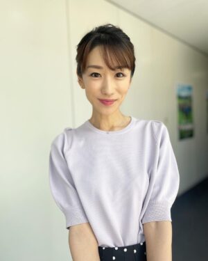 Mariko Dou Instagram - 「ワイド！スクランブル」、午後の部放送中です！
本日の衣装は、

☆ニット,スカート… #ノーリーズ
☆アクセサリー… #starjewelry

でした👗✨
大好きなラベンダー✖︎ドット、という自分の中での最強の組み合わせでした🥰笑

昨日に引き続き今日も暑いですが、熱中症対策をしっかりして、午後も頑張りましょう❣️

 #大下容子ワイドスクランブル #ワイドスクランブル #ニュース #テレビ朝日 #堂真理子 #アナウンサー #アナウンサー衣装 #番組衣装