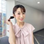 Mariko Dou Instagram - 本日の「ワイド！スクランブル」の衣装は、 ☆ブラウス,パンツ… #laissepasse ☆アクセサリー… #starjewelry でした👗✨ リボンが付いた可愛いシャツと、久しぶりにパンツでした💕髪型も素敵にしてもらいました！ほどくのがもったいない、、、✨ 今日は山の日で祝日ですね😊体調にはお気を付けて、素敵な連休・お盆休みをお過ごし下さい♪ #大下容子ワイドスクランブル #ワイドスクランブル #ニュース #テレビ朝日 #堂真理子 #アナウンサー #アナウンサー衣装 #番組衣装