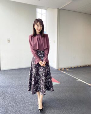 Mariko Dou Instagram - 本日の衣装は、

☆ブラウス,スカート… #proportionbodydressing 
☆アクセサリー… #ete

でした👗✨
ブラウスもすっかり秋色🍂素敵なデザインでした☺️

明日は朝7時〜アベモニ、よろしくお願いします✨

 #大下容子ワイドスクランブル 
 #ワイドスクランブル
 #ニュース
 #テレビ朝日 #堂真理子 #アナウンサー #アナウンサー衣装 #番組衣装