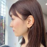 Mariko Dou Instagram - おはようございます☀今日の東京も、カラッと晴れていい天気です😊 さて、昨日の「ワイド！スクランブル」の衣装は、 ☆ブラウス,スカート… #stola ☆アクセサリー… #starjewelry でした👗✨ 素敵な週末をお過ごしください♪ #大下容子ワイドスクランブル #ワイドスクランブル #ニュース #テレビ朝日 #堂真理子 #アナウンサー #アナウンサー衣装 #番組衣装
