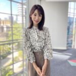 Mariko Dou Instagram - おはようございます♪今日東京は、気持ちのいい快晴です☀️三連休、だんだんと天気が崩れてしまうようなので、貴重な晴れですね😌 洗濯物もよく乾きそうです🧺 さて昨日の「ワイド！スクランブル」の衣装は、 ☆ブラウス,スカート… #ノーリーズ ☆アクセサリー… #starjewelry でした👗✨ 秋らしい色と素材で、すっかり季節が進みましたね🍂 それでは素敵な連休をお過ごしください♪ #大下容子ワイドスクランブル #ワイドスクランブル #ニュース #テレビ朝日 #堂真理子 #アナウンサー #アナウンサー衣装 #番組衣装 #今日 は #秋晴れ