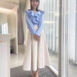 Mariko Dou Instagram - 本日の「ワイド！スクランブル」の衣装は、 ☆ブラウス,スカート… #ノーリーズ ☆アクセサリー… #starjewelry でした👗✨ フリルのブルーのブラウスが素敵でした💓 明日もよろしくお願いします‼️ 本日もお疲れ様でした♪ #大下容子ワイドスクランブル #ワイドスクランブル #ニュース #テレビ朝日 #堂真理子 #アナウンサー #アナウンサー衣装 #番組衣装
