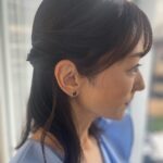 Mariko Dou Instagram - 本日の「ワイド！スクランブル」の衣装は、 ☆ブラウス,スカート… #ノーリーズ ☆アクセサリー… #starjewelry でした👗✨ フリルのブルーのブラウスが素敵でした💓 明日もよろしくお願いします‼️ 本日もお疲れ様でした♪ #大下容子ワイドスクランブル #ワイドスクランブル #ニュース #テレビ朝日 #堂真理子 #アナウンサー #アナウンサー衣装 #番組衣装