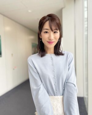 Mariko Dou Instagram - 本日の「ワイド！スクランブル」の衣装は、

☆カーディガン… #lounie
☆スカート… #stola
☆アクセサリー… #ete

でした👗✨

今週もお疲れ様でした😊
 
 #大下容子ワイドスクランブル #ワイドスクランブル #ニュース #テレビ朝日 #堂真理子 #アナウンサー #アナウンサー衣装 #番組衣装