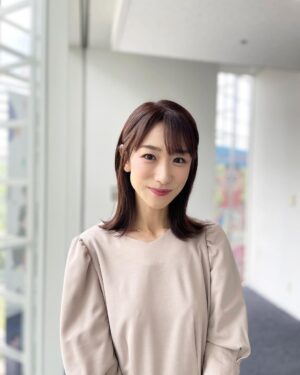 Mariko Dou Instagram - 本日の「ワイド！スクランブル」の衣装は、

☆ワンピース… #laissepasse 
☆アクセサリー… #ete

でした👗✨
秋素材のワンピースが素敵でした💕

木曜日の「ピックアップニュース」も担当予定です！よろしくお願いします✨

  #大下容子ワイドスクランブル #ワイドスクランブル #ニュース #テレビ朝日 #堂真理子 #アナウンサー #アナウンサー衣装 #番組衣装
