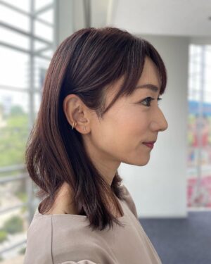 Mariko Dou Instagram - 本日の「ワイド！スクランブル」の衣装は、

☆ワンピース… #laissepasse 
☆アクセサリー… #ete

でした👗✨
秋素材のワンピースが素敵でした💕

木曜日の「ピックアップニュース」も担当予定です！よろしくお願いします✨

  #大下容子ワイドスクランブル #ワイドスクランブル #ニュース #テレビ朝日 #堂真理子 #アナウンサー #アナウンサー衣装 #番組衣装