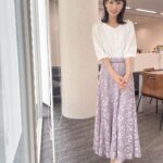 Mariko Dou Instagram - 先日、髪の毛を秋らしく、落ち着かせました🍂 さて本日の「ワイド！スクランブル」の衣装は、 ☆ブラウス,スカート… #laissepasse ☆アクセサリー… #ete でした👗✨ 午後も頑張りましょう〜💕 #大下容子ワイドスクランブル #ワイドスクランブル #ニュース #テレビ朝日 #堂真理子 #アナウンサー #アナウンサー衣装 #番組衣装