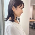 Mariko Dou Instagram - 先日、髪の毛を秋らしく、落ち着かせました🍂 さて本日の「ワイド！スクランブル」の衣装は、 ☆ブラウス,スカート… #laissepasse ☆アクセサリー… #ete でした👗✨ 午後も頑張りましょう〜💕 #大下容子ワイドスクランブル #ワイドスクランブル #ニュース #テレビ朝日 #堂真理子 #アナウンサー #アナウンサー衣装 #番組衣装