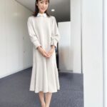 Mariko Dou Instagram - 本日の「ワイド！スクランブル」の衣装は、 ☆ワンピース… #stola ☆アクセサリー… #ete でした👗✨ 襟付きワンピース、秋の素材で着心地も良く素敵でした🍂💕 これから少しずつ過ごしやすい気候になってきそうですね☺️ 今週もご覧いただき、ありがとうございます😊 #大下容子ワイドスクランブル #ワイドスクランブル #ニュース #テレビ朝日 #堂真理子 #アナウンサー #アナウンサー衣装 #番組衣装