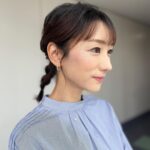 Mariko Dou Instagram - 本日の「ワイド！スクランブル」の衣装は、 ☆ブラウス… #ined ☆スカート… #maglielecassetto ☆アクセサリー… #starjewelry でした👗✨ ブルーのブラウスが素敵でした💓 今週もご覧いただきありがとうございます😊 #大下容子ワイドスクランブル #ワイドスクランブル #ニュース #テレビ朝日 #堂真理子 #アナウンサー #アナウンサー衣装 #番組衣装