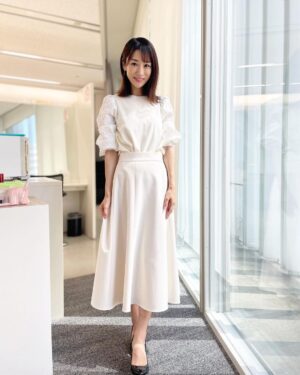 Mariko Dou Instagram - 今日は、代理で「ワイド！スクランブル」のピックアップニュースを担当しました。明日も担当予定なので、よろしくお願い致します！！

本日は上下共にホワイトの衣装で、爽やかでした☺️✨
まだまだだ暑いですが、体調には気を付けて頑張りましょう❣️

☆ブラウス,スカート… #ノーリーズ
☆アクセサリー… #starjewelry 

 #大下容子ワイドスクランブル #ワイドスクランブル #ニュース #テレビ朝日 #堂真理子 #アナウンサー #アナウンサー衣装 #番組衣装